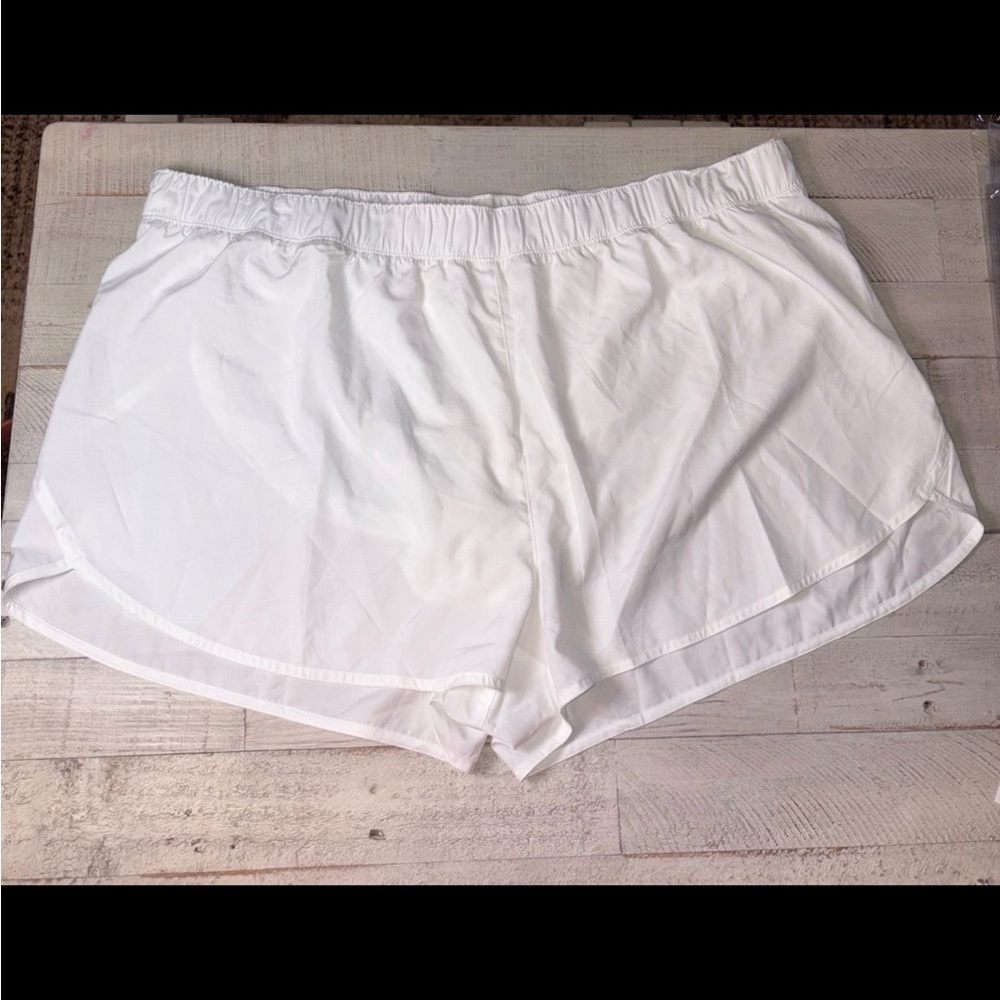 Old Navy Women’s Size 4X Dolphin Hem StretchTech Run Shorts .... NWT!